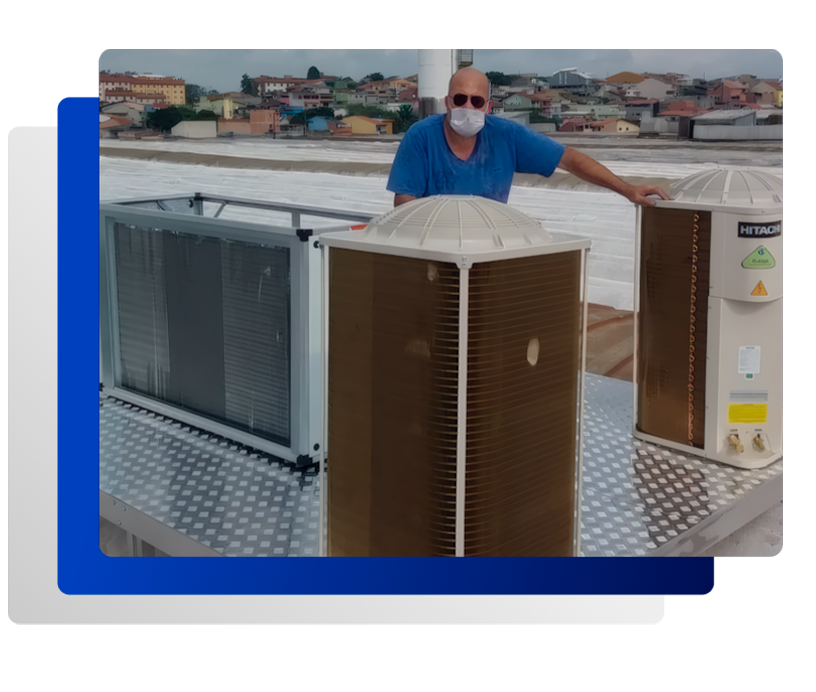 Técnico instalando ar-condicionado